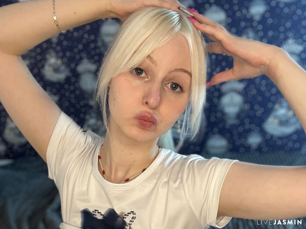 Live cam model AdeleeSilvee