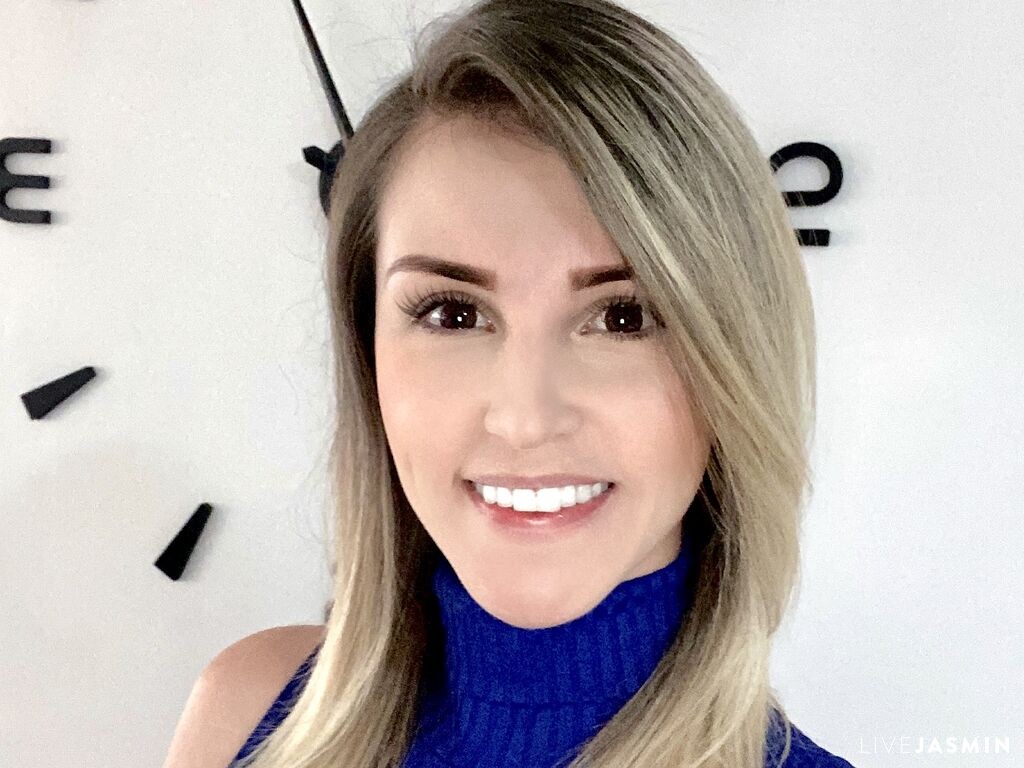 Live cam model AdharaGrace