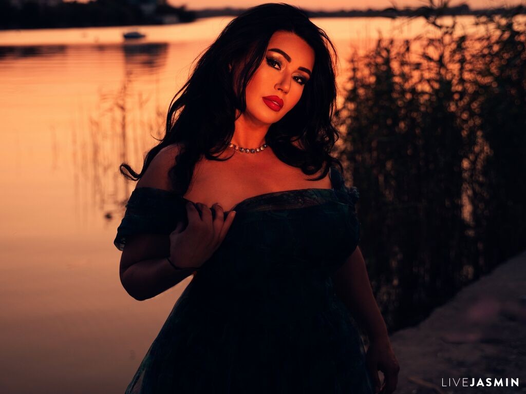 Live cam model AdiraMaeven
