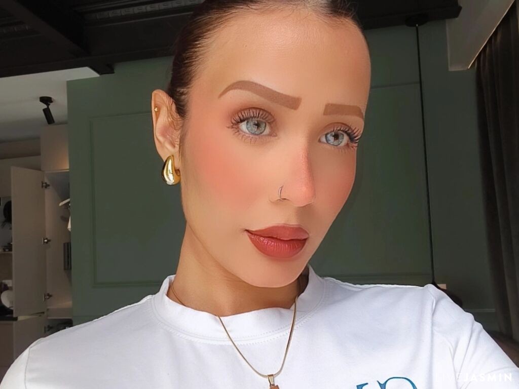 Live cam model AdrianaRossetti