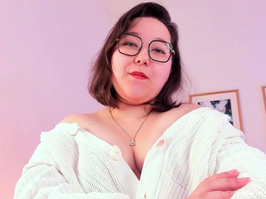Live cam model AemiliaStone