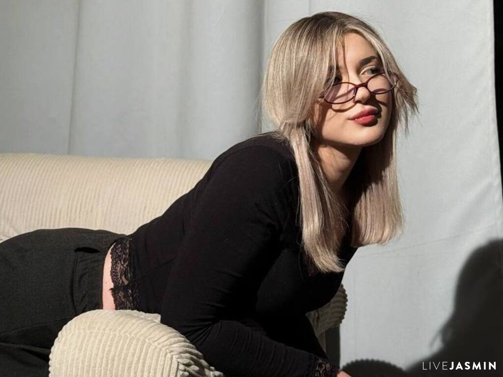 Live cam model AglayaRass