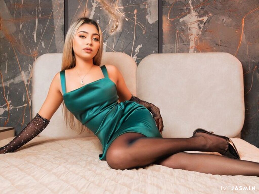 Browse AlessandraMonet live chat profile