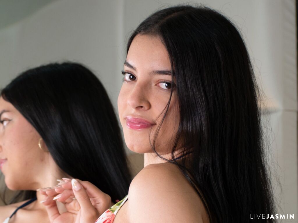 Live cam model AlexaGiraud