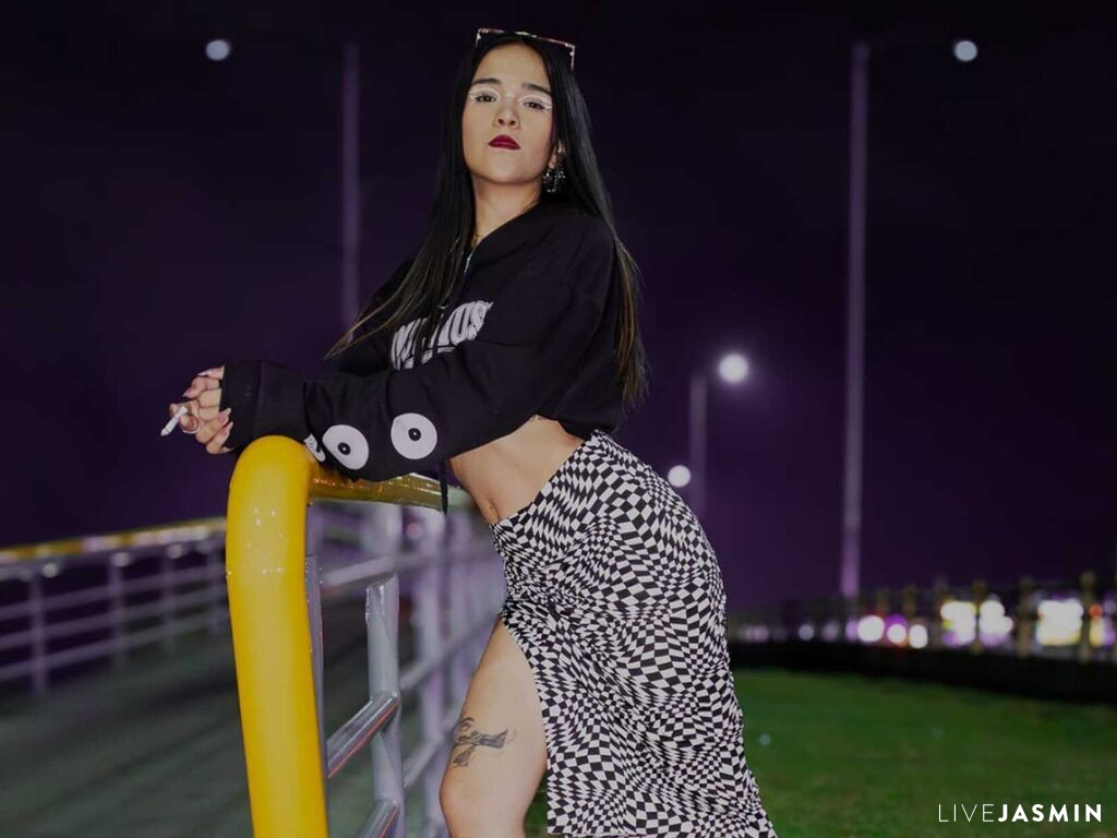 Featured LiveJasmin cam girl profile: AliceBleuatre