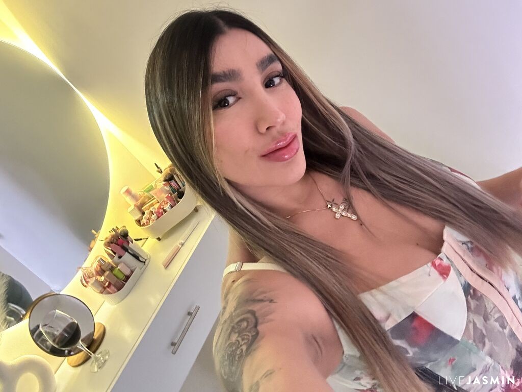 Browse AlmaLux live chat profile