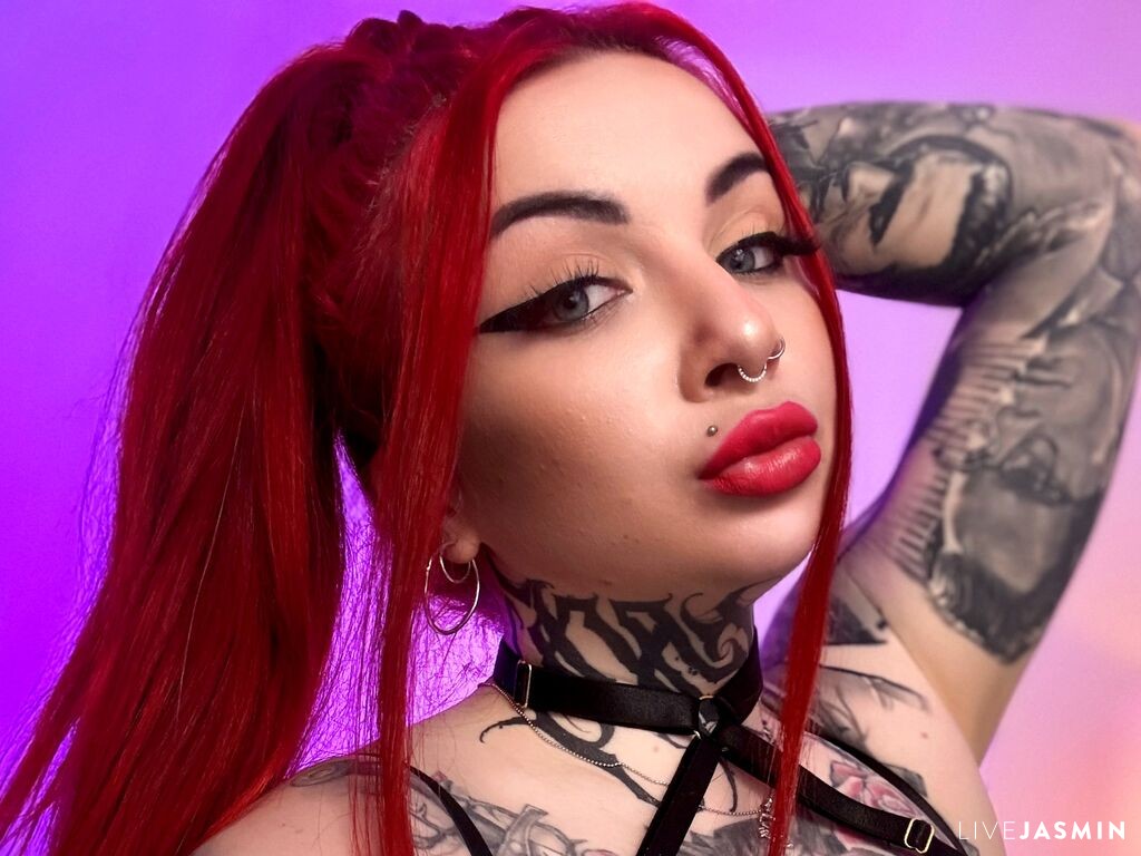 Live cam model AnariettaWine