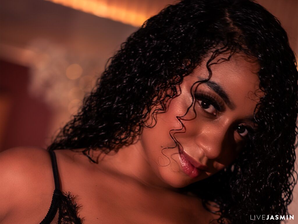 Live cam model AngelaDiamonds