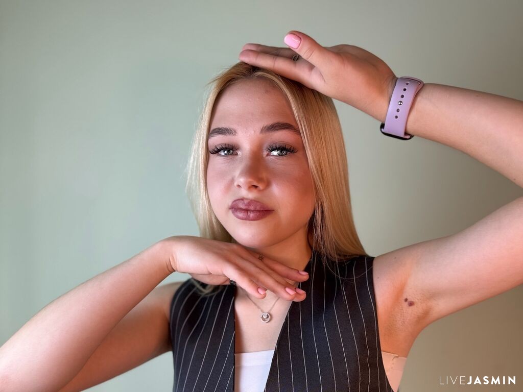 Live cam model AngelynBroe