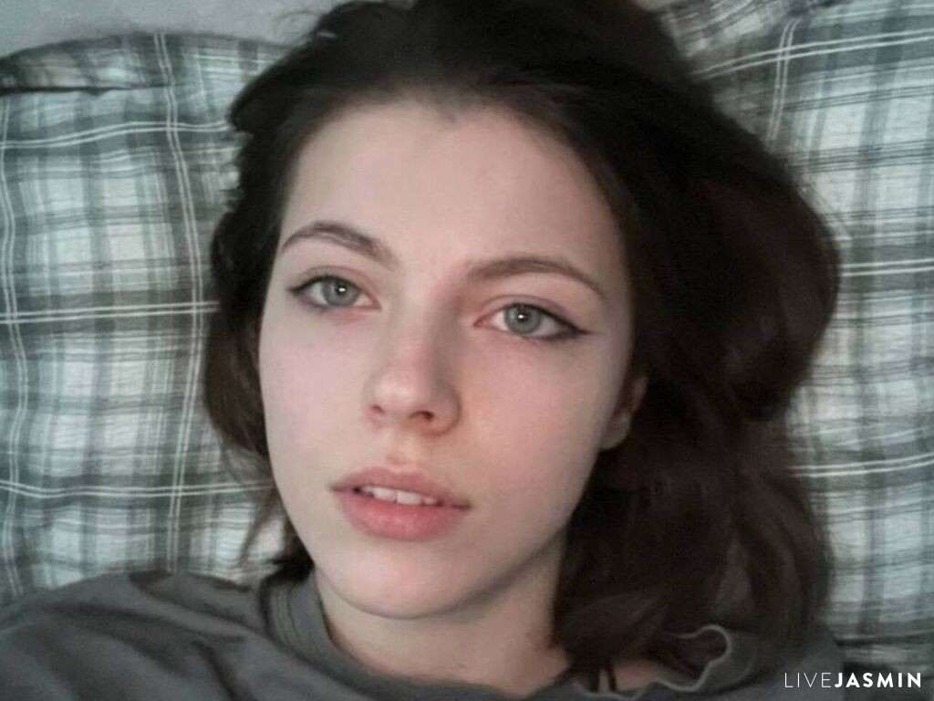 View AntoinetteCurtis cam profile and live status