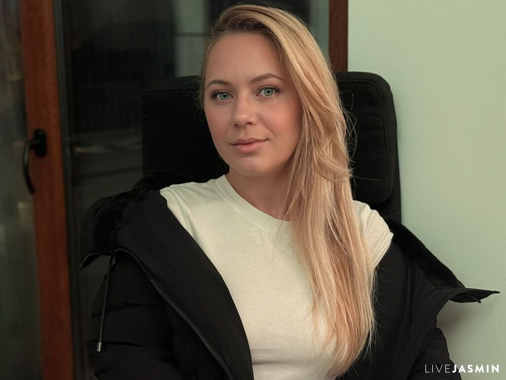 View AnyaLior cam profile and live status