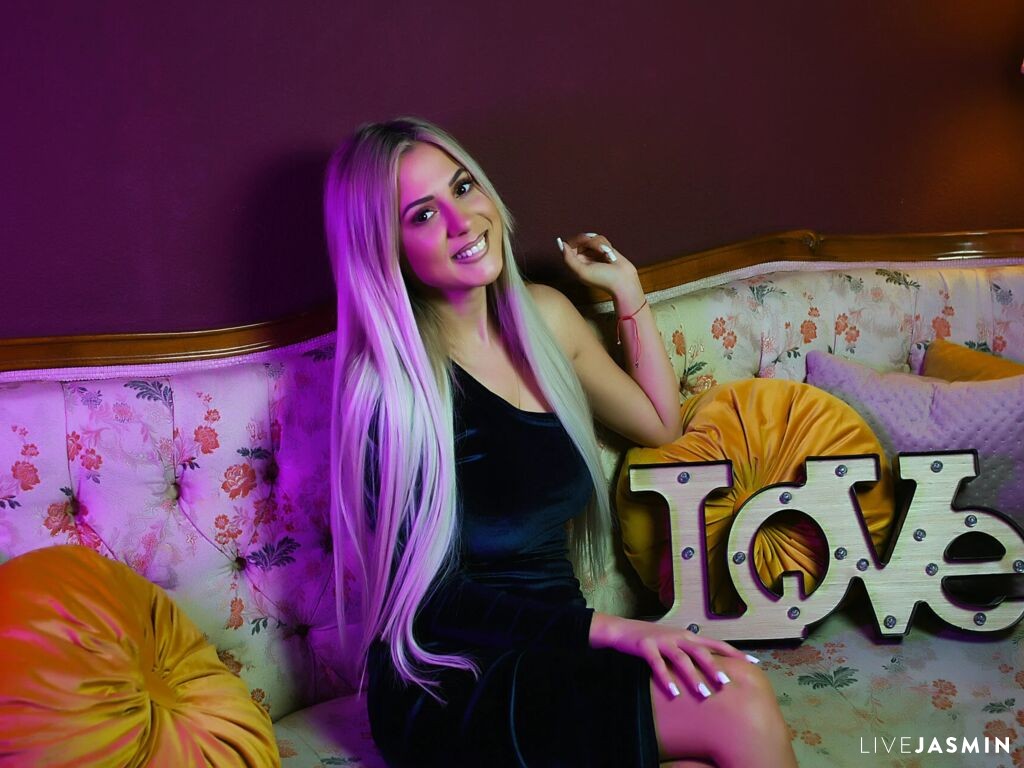 Live cam model AriDiamond