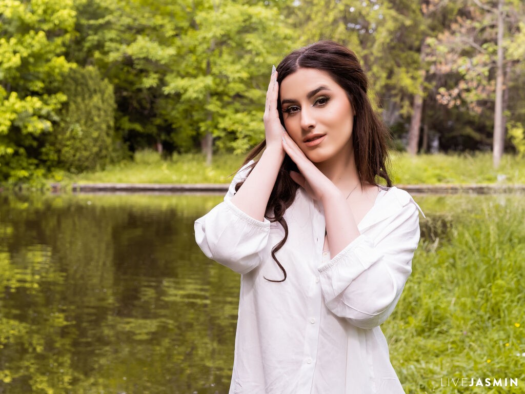 Browse AriaAdames live chat profile