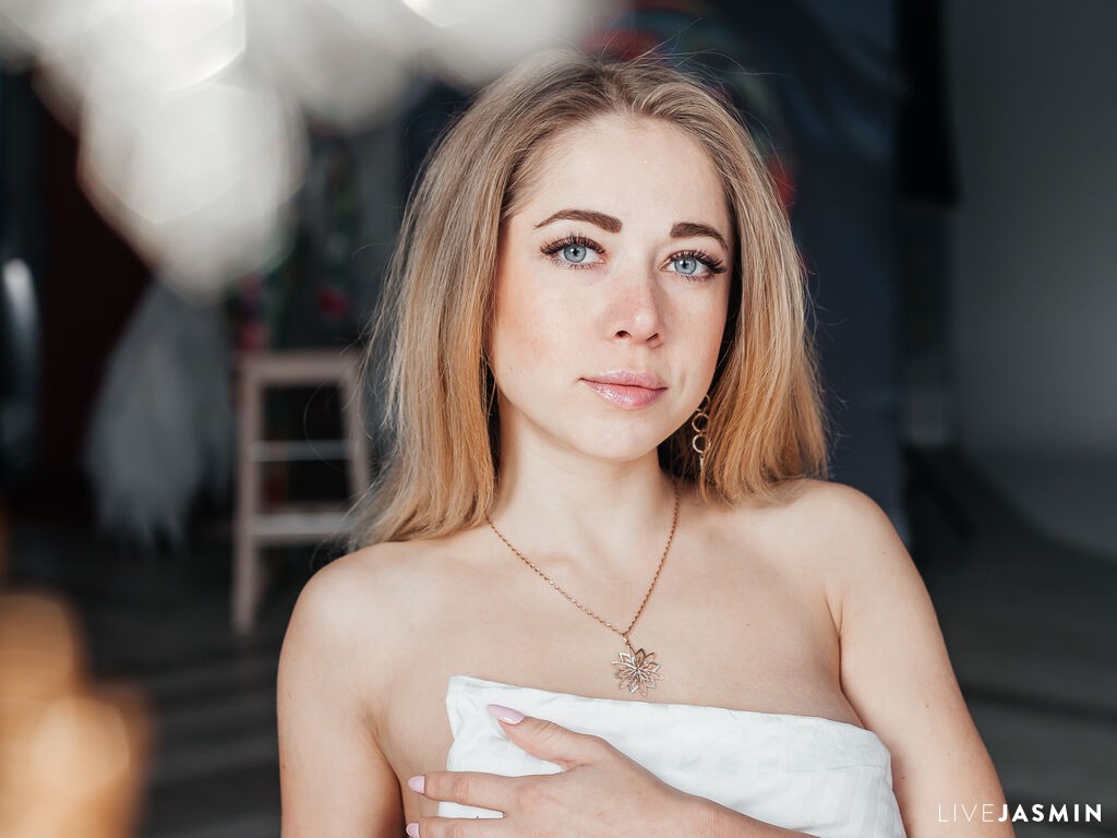 Live cam model AuroraCrave