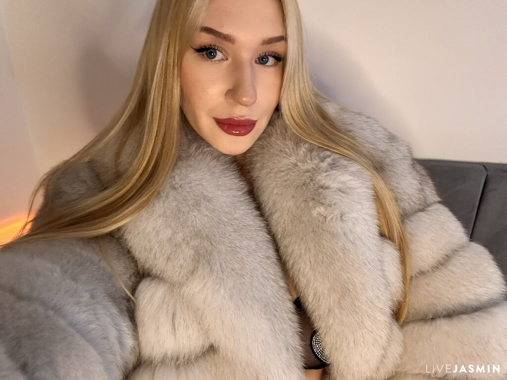 Live cam model BellaBronze