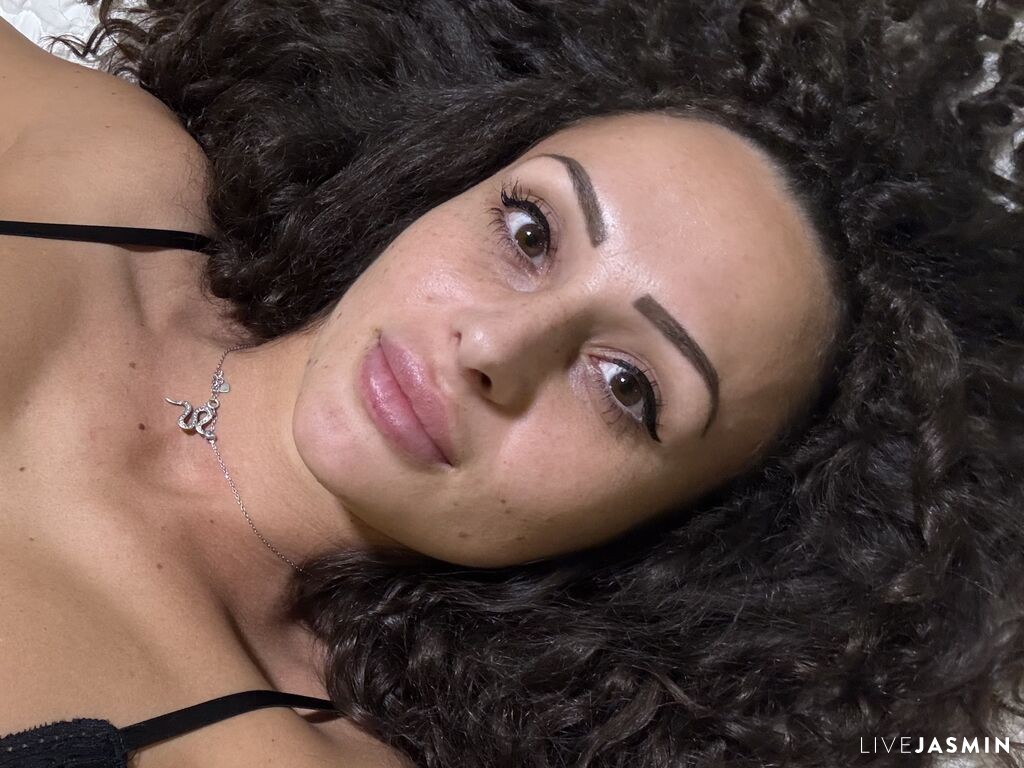 Live cam model BellaCaramella
