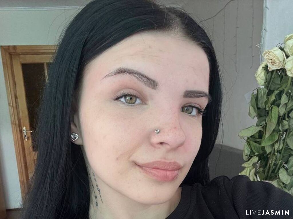 Live cam model BelleSkelly