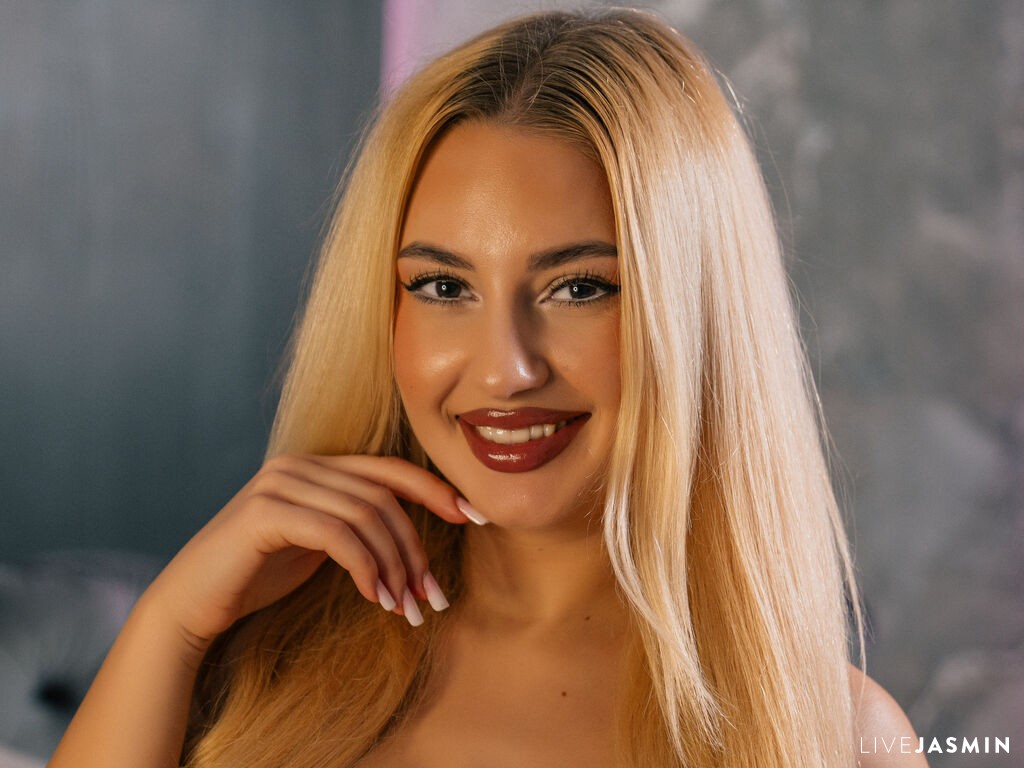 Live cam model BelleWinter