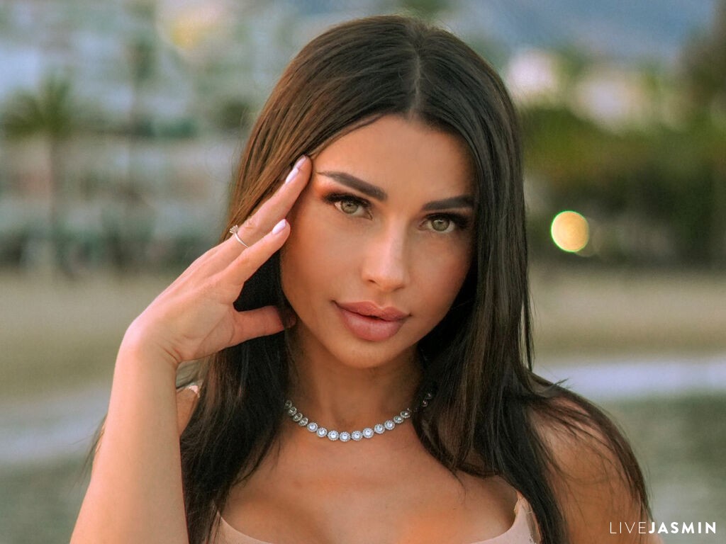 Live cam model BiankaLeoness