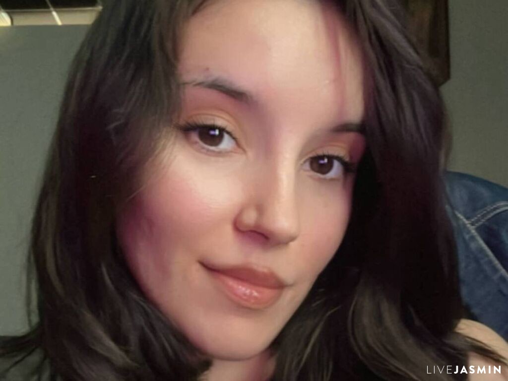 BirdieBirchett live cam girl profile