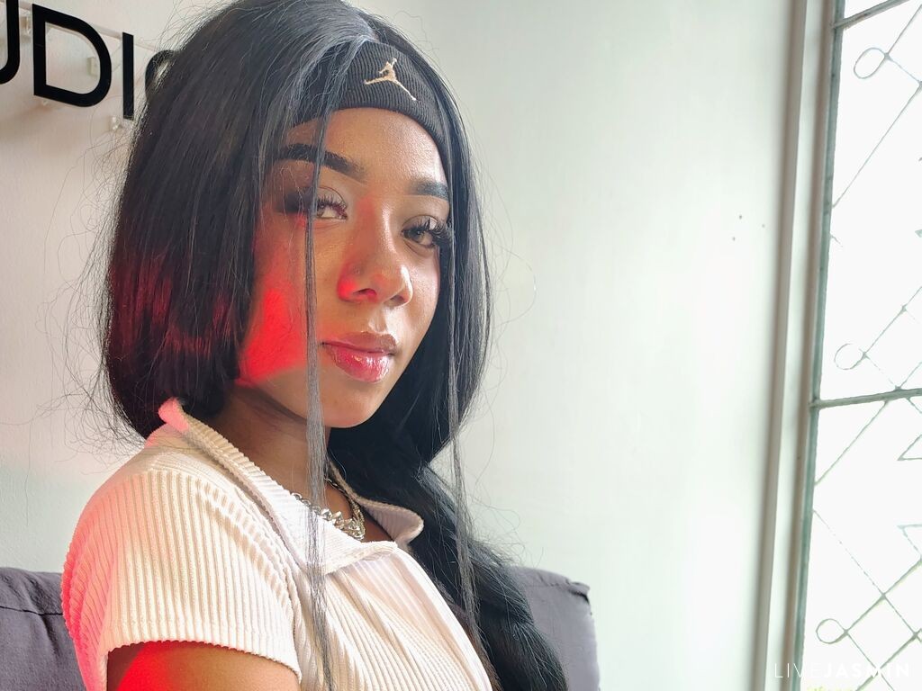 View BreendaJones cam profile and live status