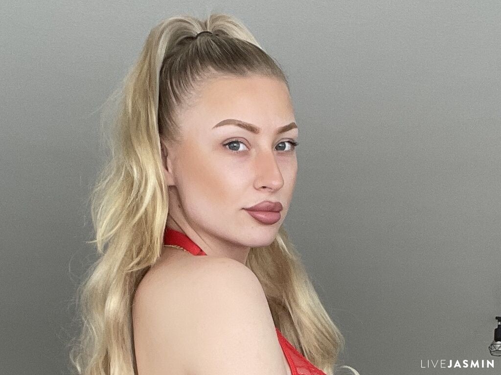 Live cam model blondebelle