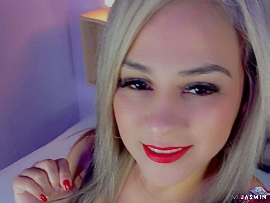 Browse CamilaNoer live chat profile