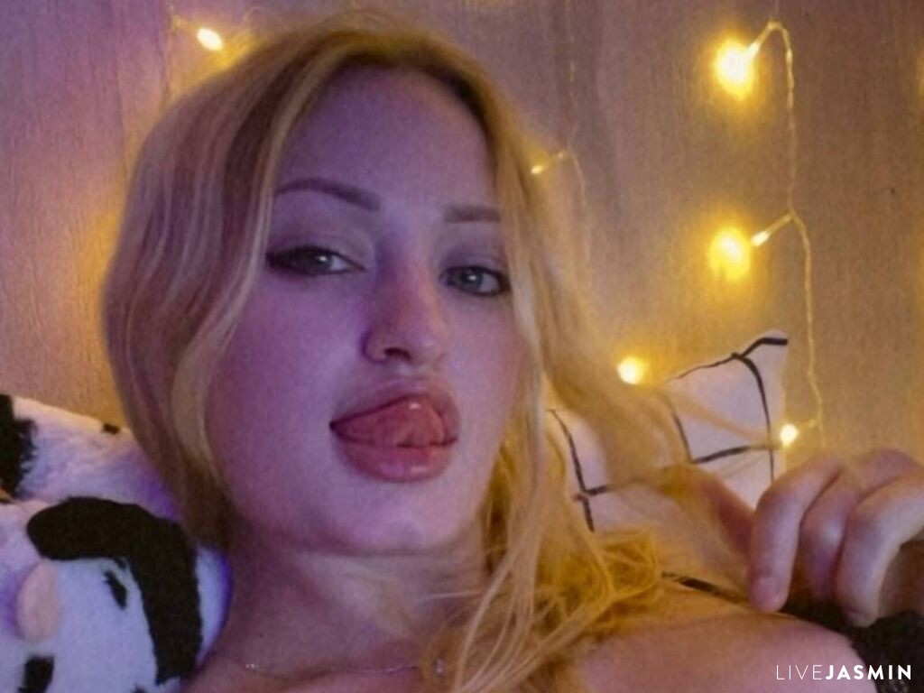 Live cam model CarmeliaRihner