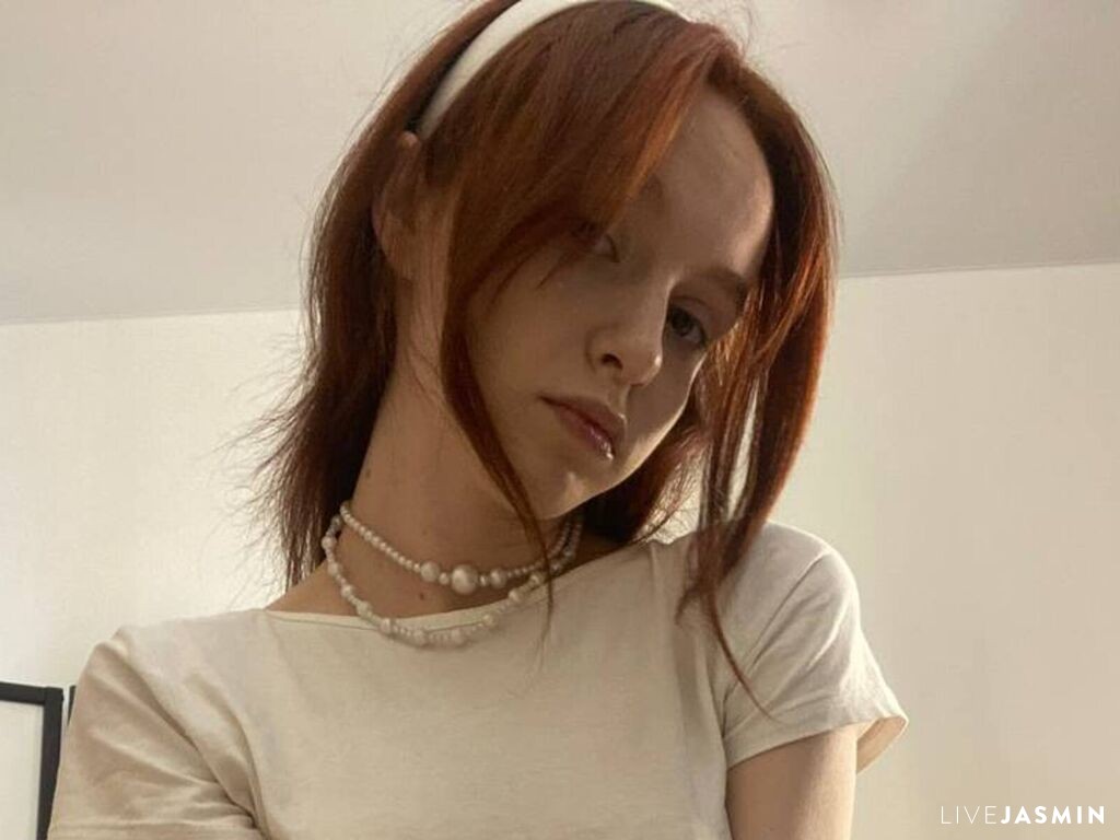 Live cam model CarolinaNeedam
