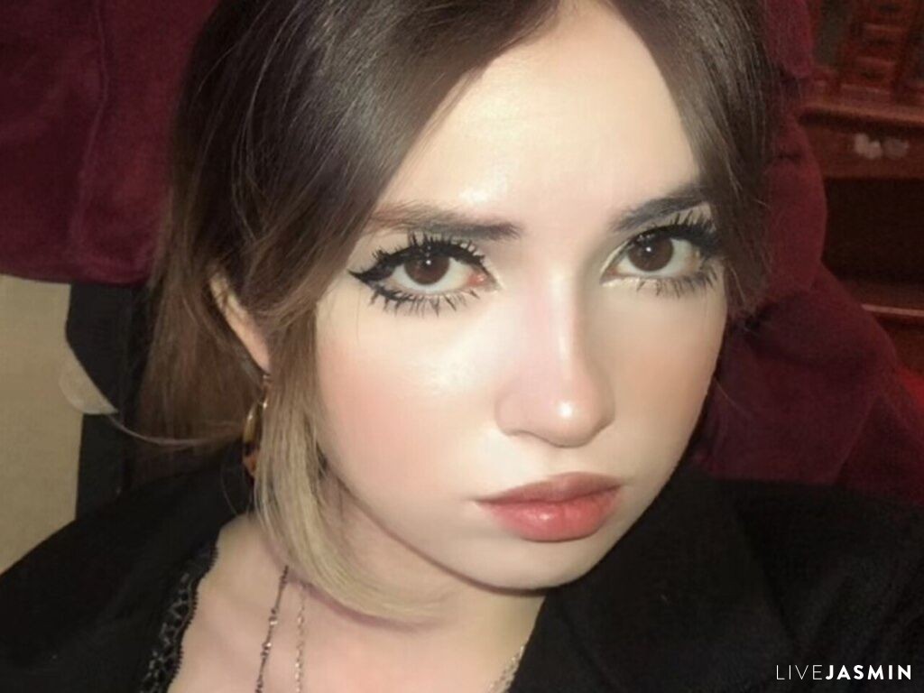 Live cam model CharaDraheim