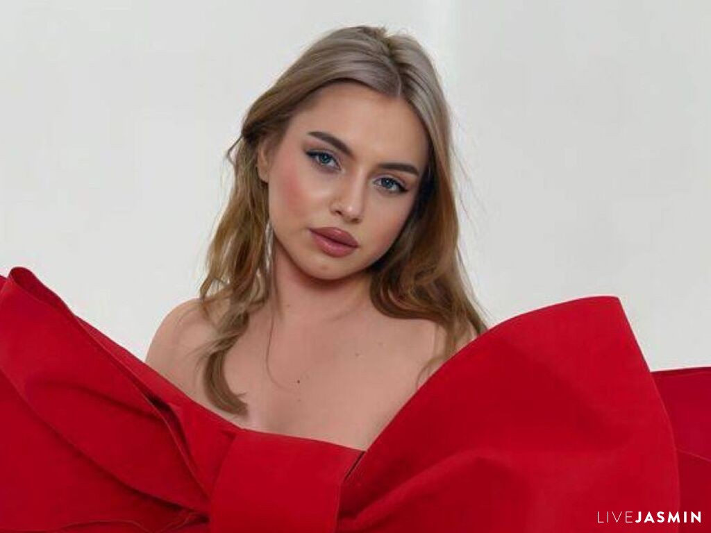 Featured LiveJasmin cam girl profile: ChloeHollyberry