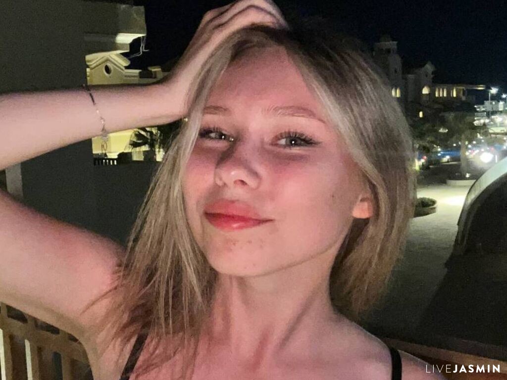 Live cam model CleoraEflin