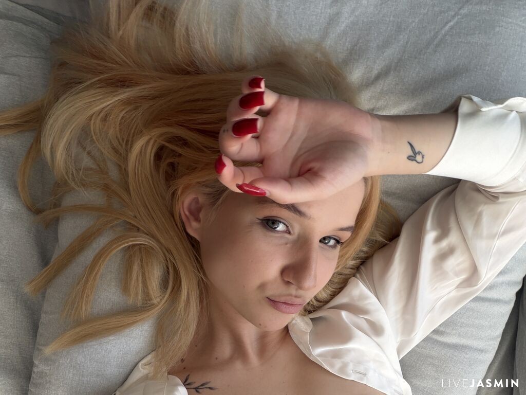 Live cam model CorieHolzem