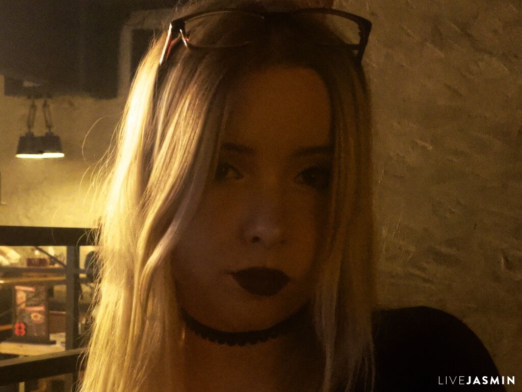 Browse CorrinKendig live chat profile