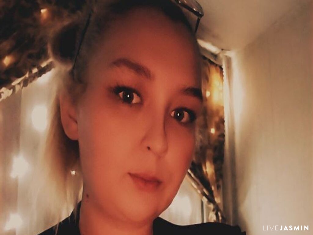 CrystalSins live cam girl profile