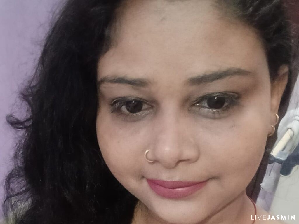 Live cam model CurvySoniya