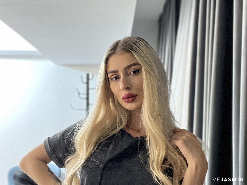 Live cam model DaisyLin