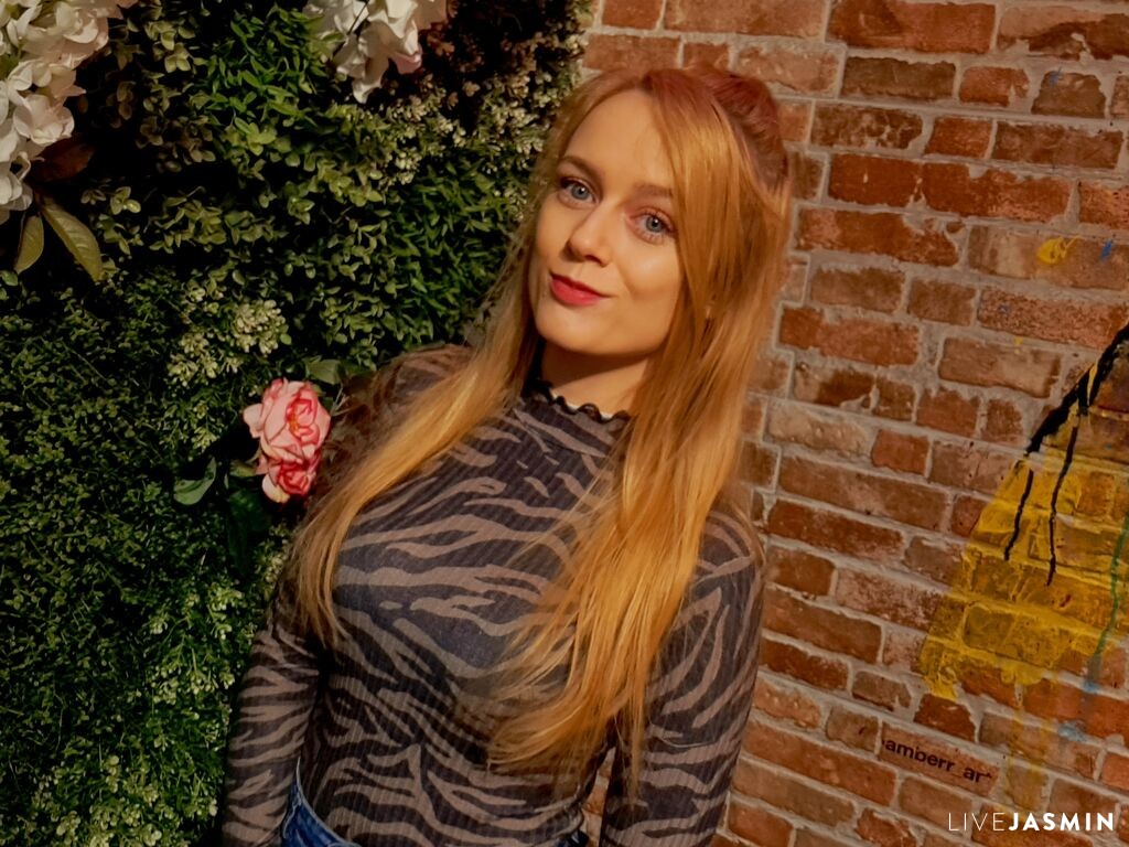 View DaisyLong cam profile and live status