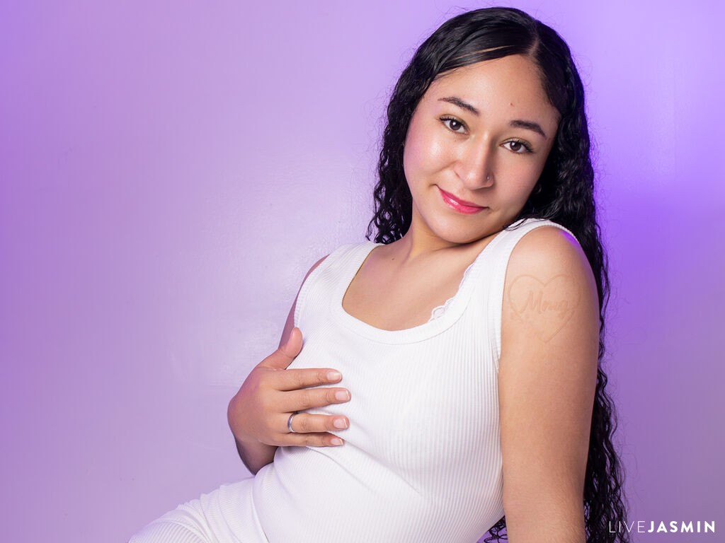 Browse DanyMoon live chat profile