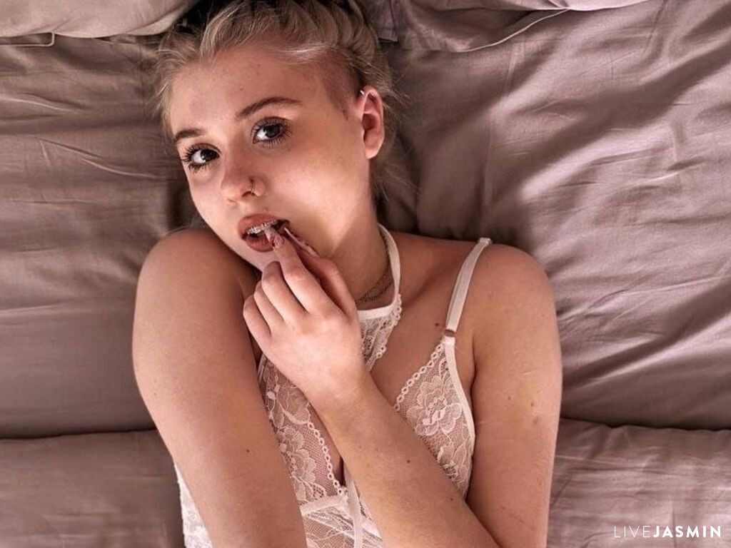 Live cam model DarceySheffer