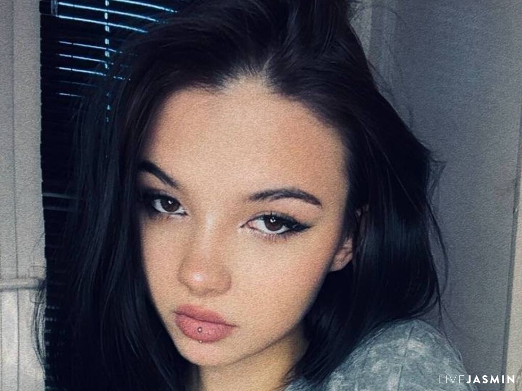 Live cam model DarciKubas
