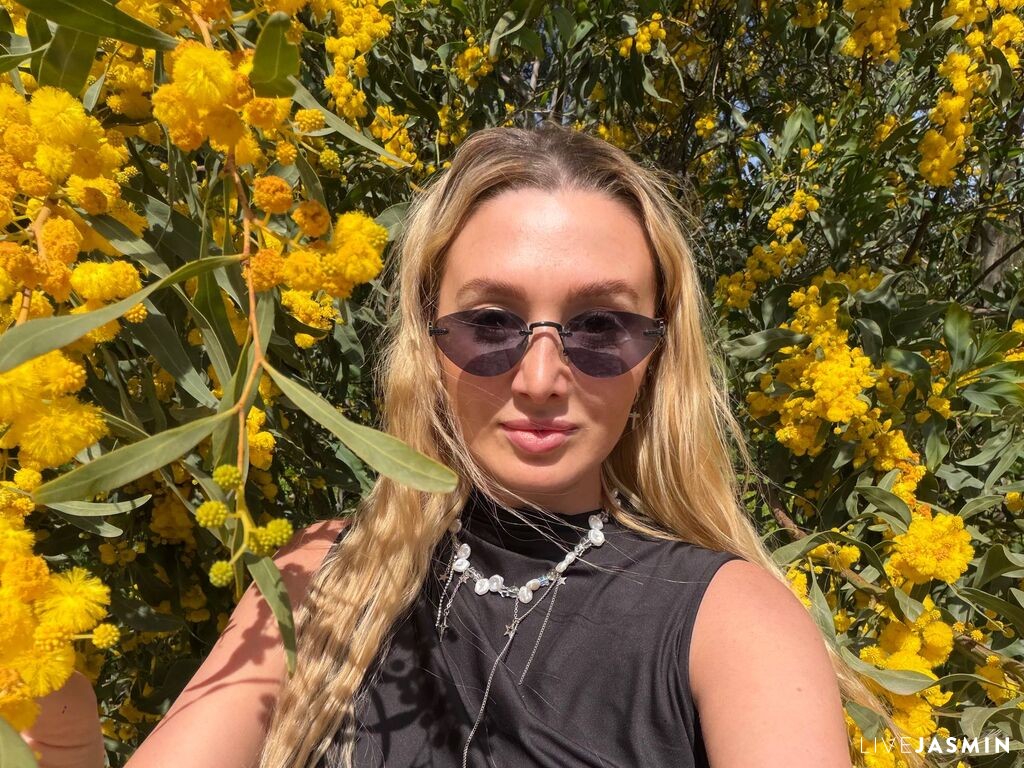 Live cam model DelaineClowerd