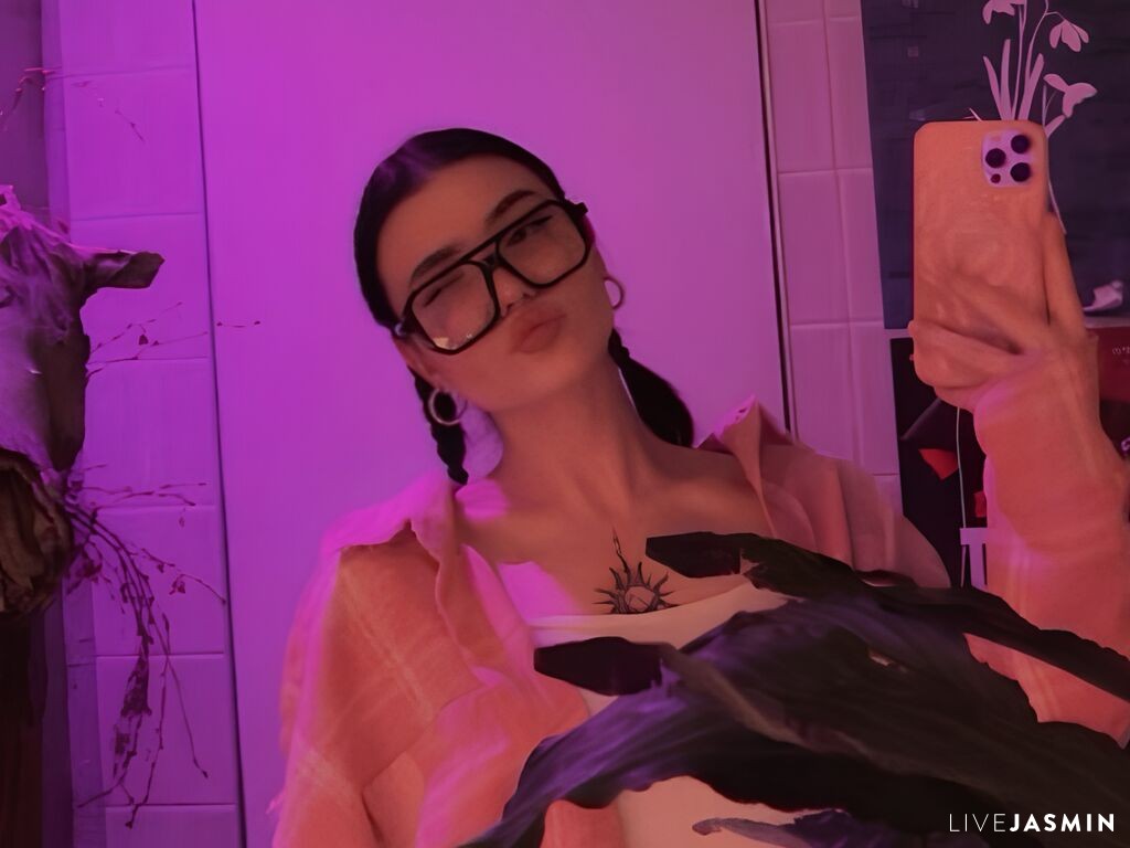 Live cam model DestinyTrevey