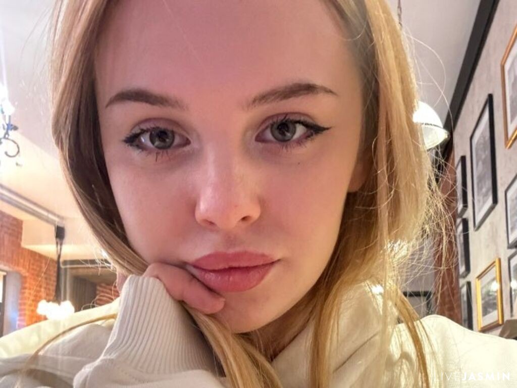 Live cam model DevonaBradner