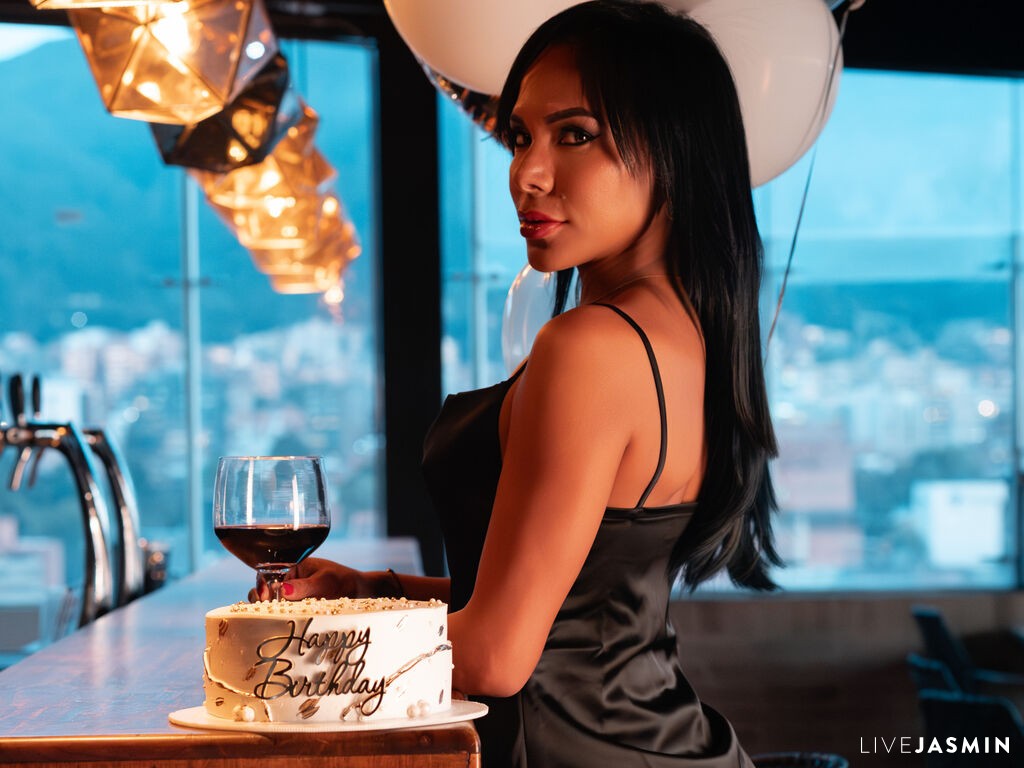 DllLoren LiveJasmin model profile