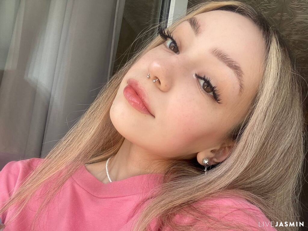 View DonaHotrum cam profile and live status