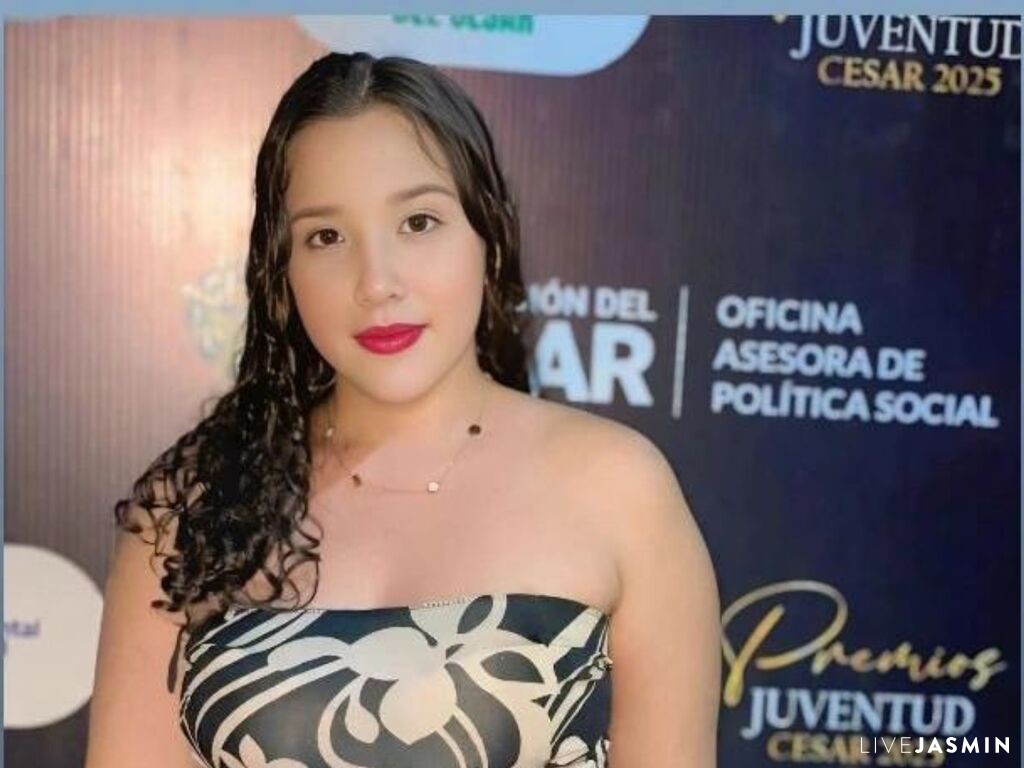 Live cam model ElaMaxwell