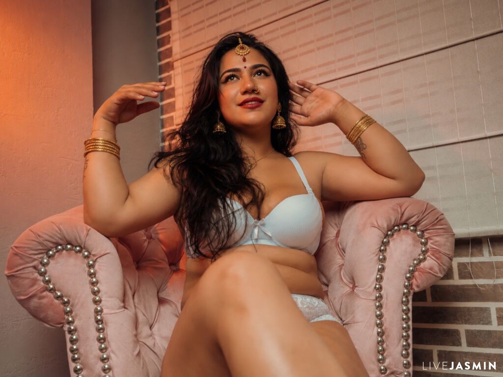 Live cam model EllieKamper