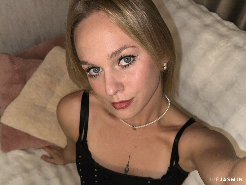 Featured LiveJasmin cam girl profile: EllisSpark