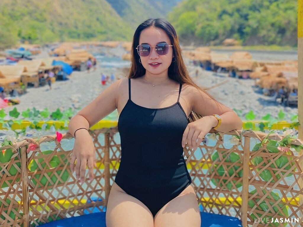 Browse ElliseWise live chat profile